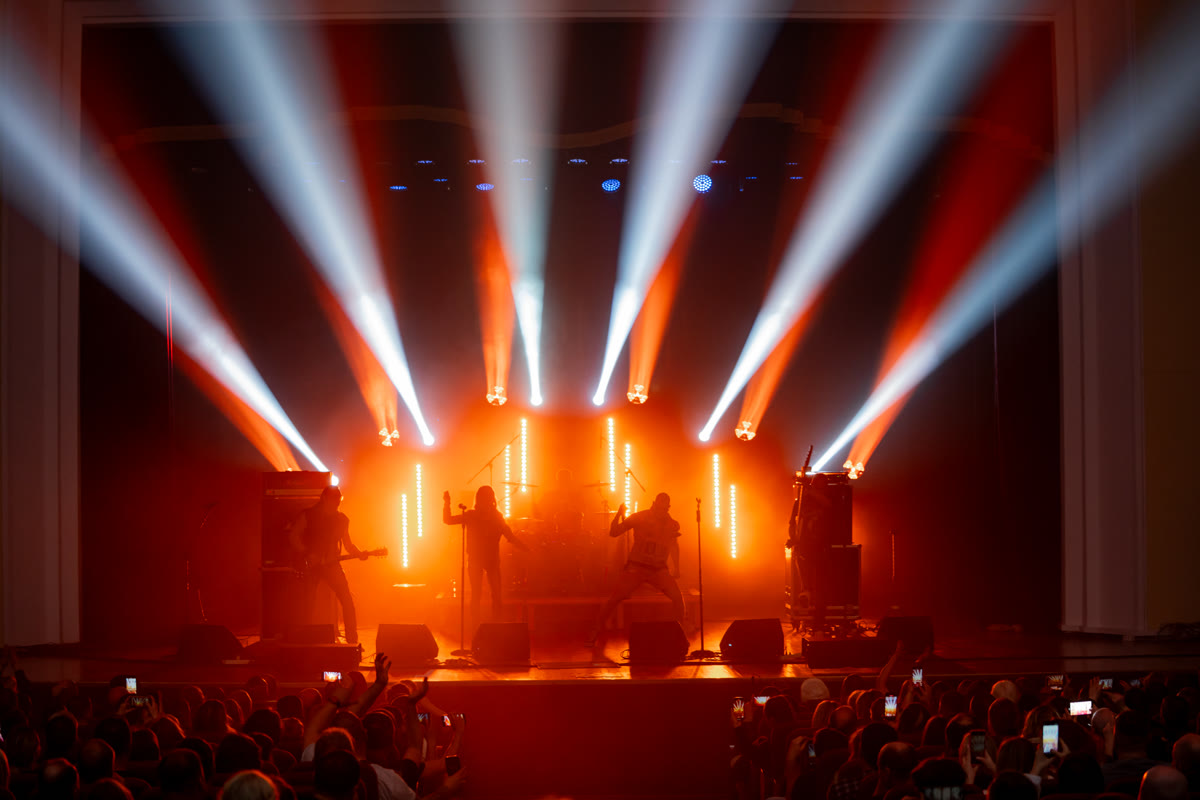 Сцена в огнях