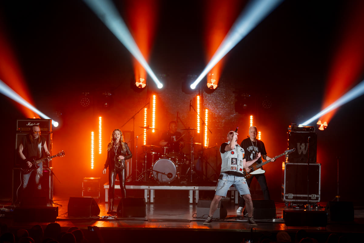 Группа на сцене